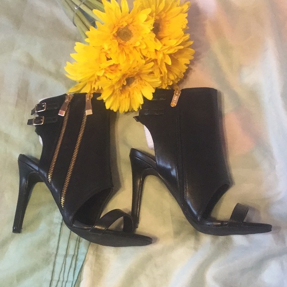 BLACK DOUBLE GOLD ZIPPER DETAILED BOOTIE HEELS - Picture 5 of 8